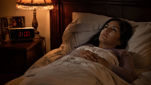 Mujer peruana con insomnio por cortisol alto — Kalmavit